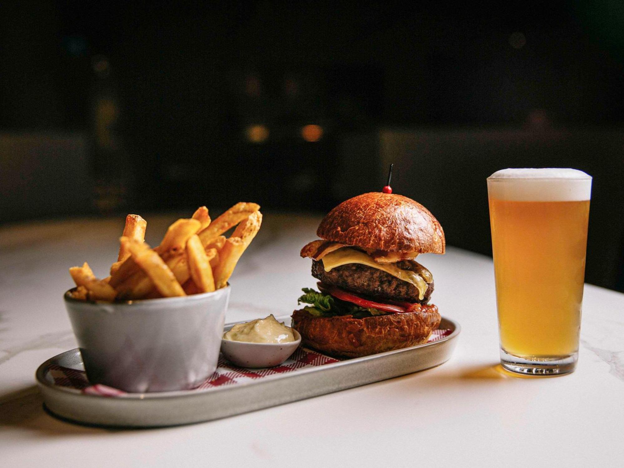 Pullman Melbourne City Centre Экстерьер фото Burger and chips
