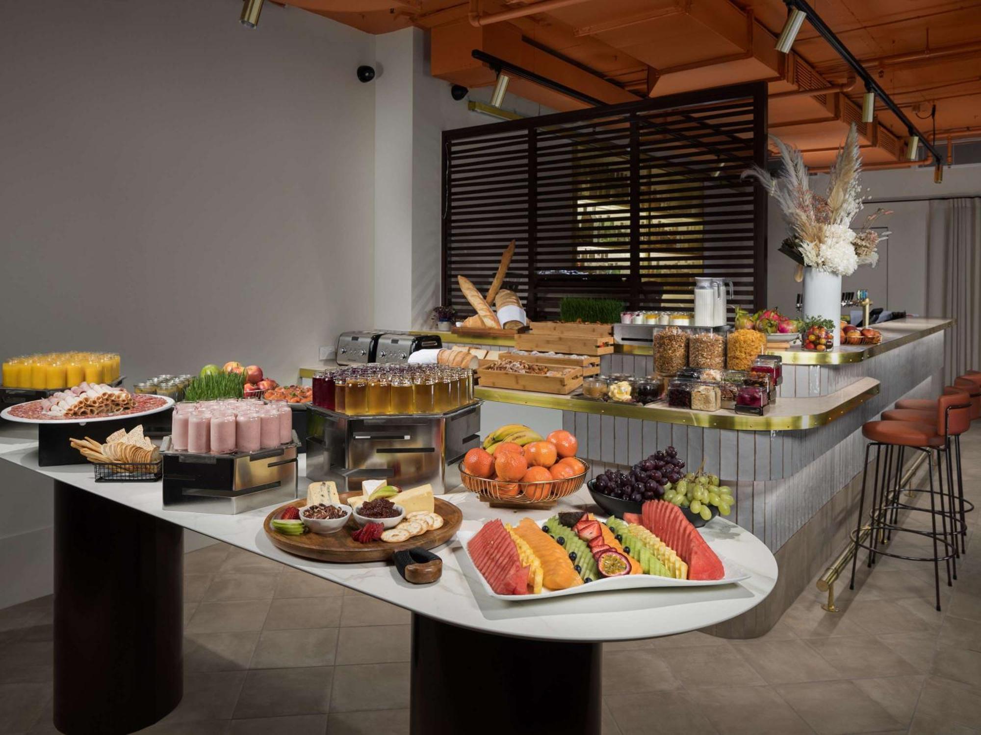 Pullman Melbourne City Centre Экстерьер фото The lounge at the airport