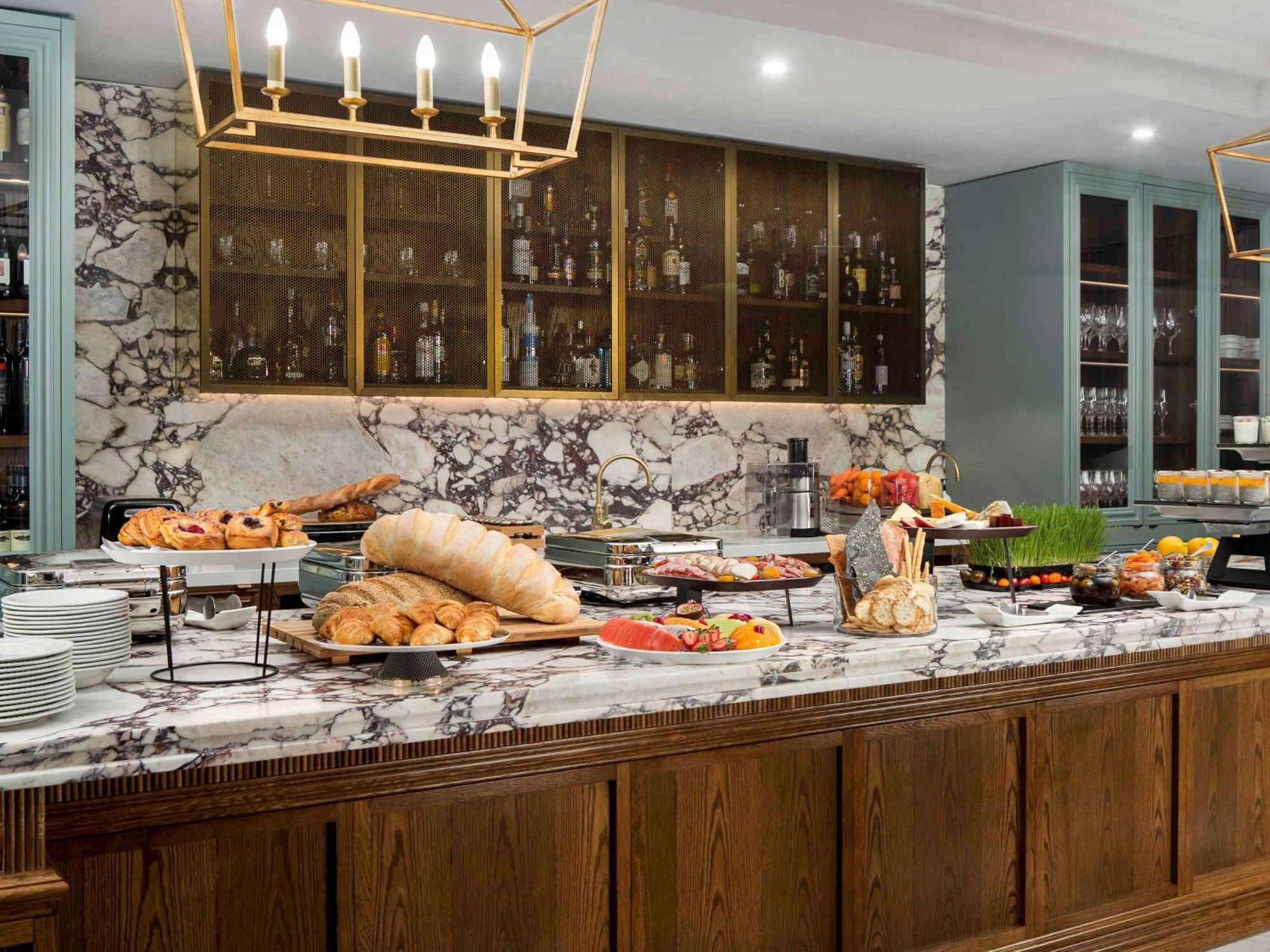 Pullman Melbourne City Centre Экстерьер фото The buffet at the hotel's restaurant, The Kitchen