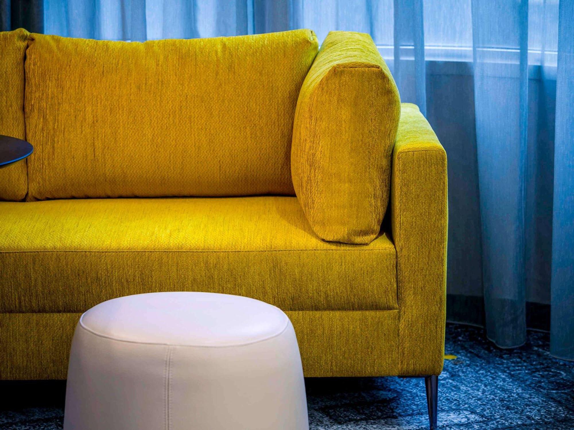Pullman Melbourne City Centre Экстерьер фото A sofa